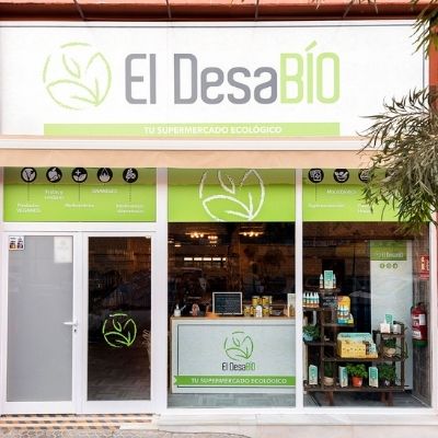 Fachada supermercado El DesaBIO con frutas y verduras ecológicas